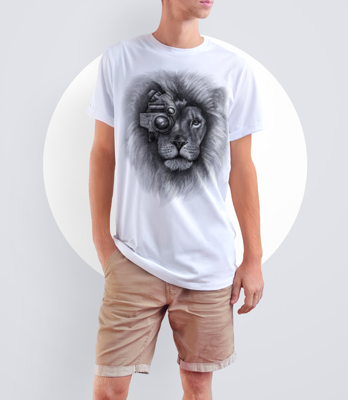 Ejemplo de como puede quedar la ilustración del león en una camiseta.